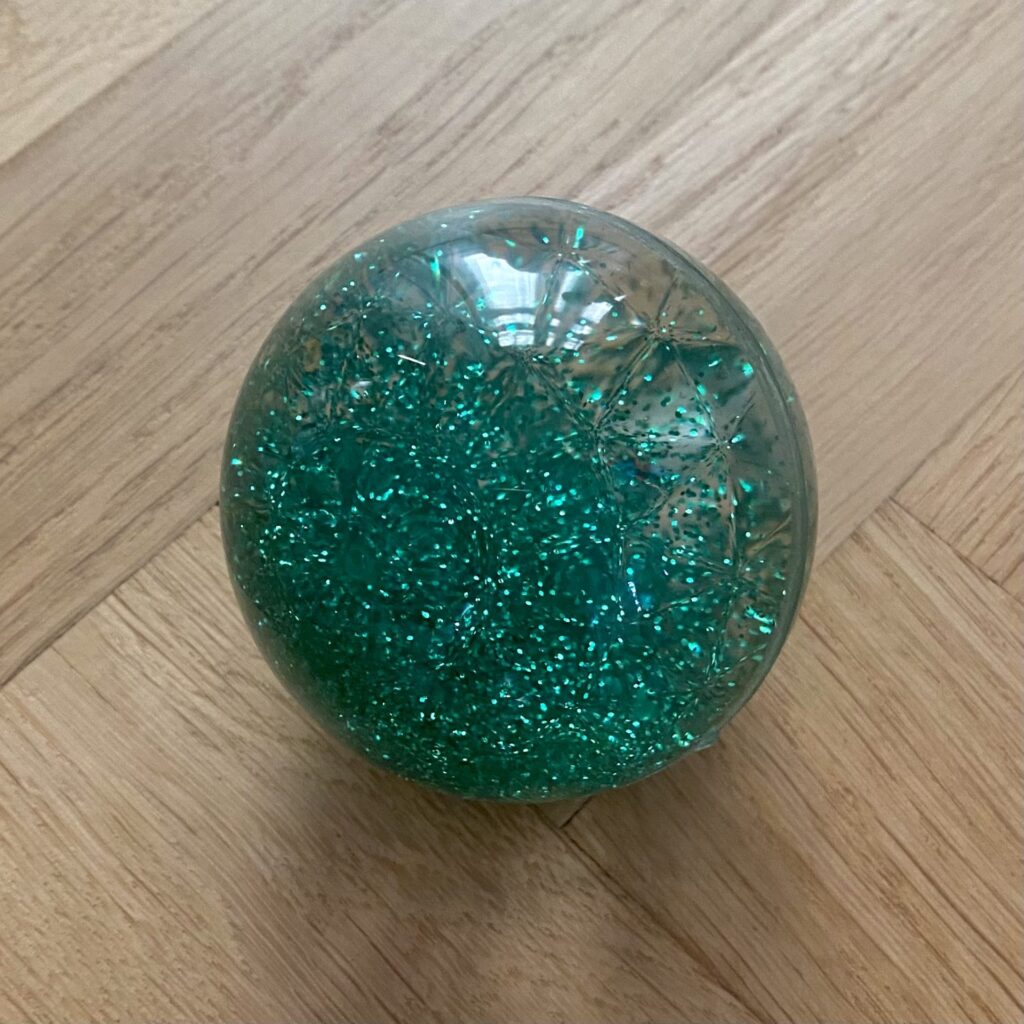 Sensorisk glitter bolde 1 stk. - TickiT - Grøn