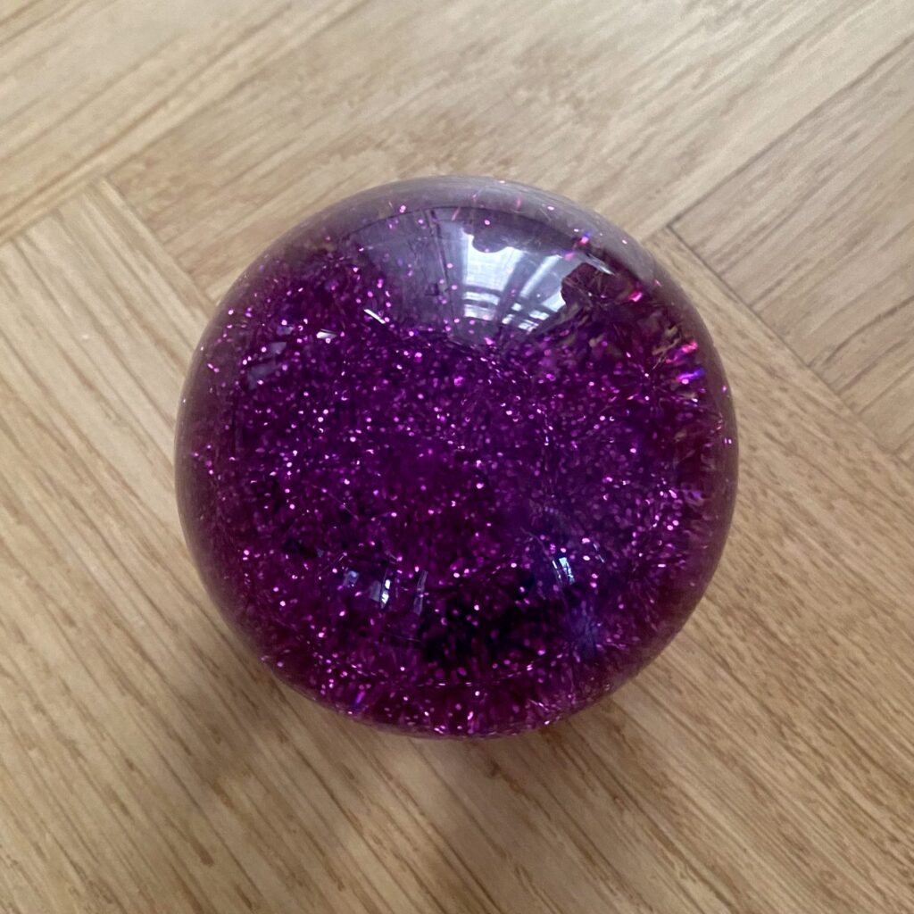 Sensorisk glitter bolde 1 stk. - TickiT - Lilla