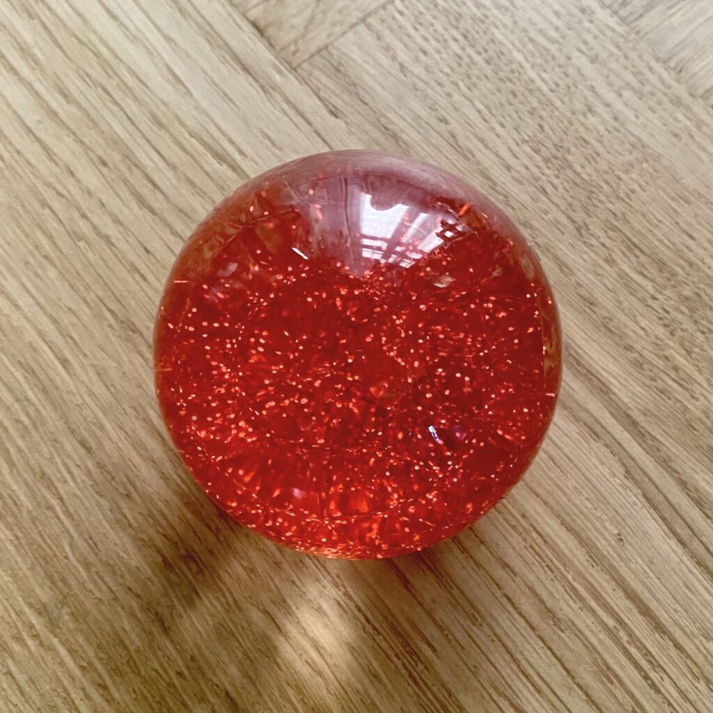 Sensorisk glitter bolde 1 stk. - TickiT - Rød