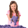 barn leger med lilla Kinetic Sand Sandbox Set og smiler