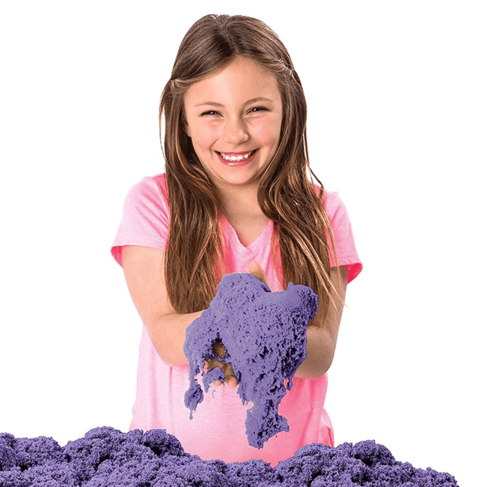 barn leger med lilla Kinetic Sand Sandbox Set og smiler