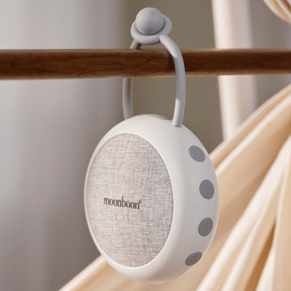 white noise speaker fra Moonboon som hænger på en slyngevugge
