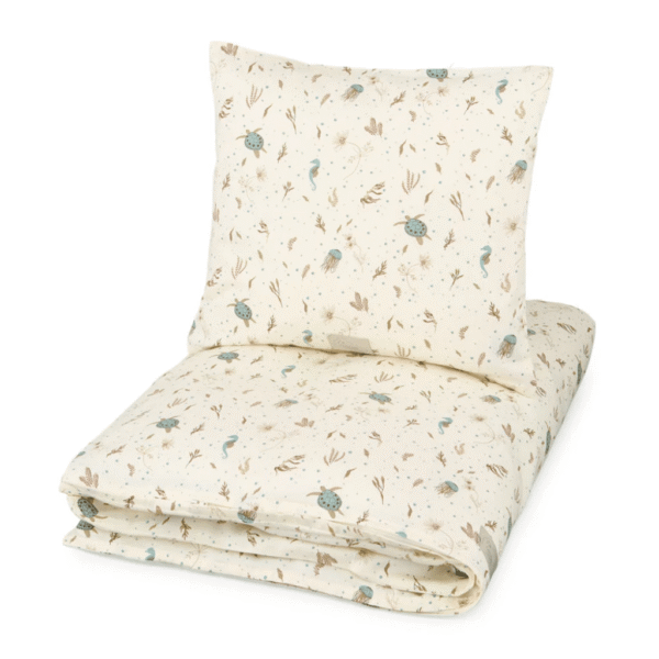 a white blanket with a pillow. Cam cam Sengetøj, Junior, 100x140cm - GOTS sea garden