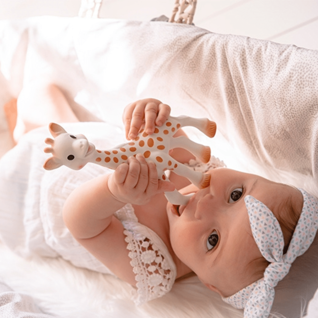 Sophiesticated 000003 Sophie la Girafe + Comforter with pacifier holder