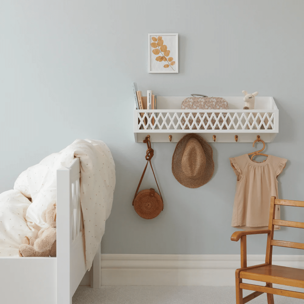 a white shelf with clothes on the wall. cam cam Harlequin Hylde med knager, FSC Mix - Hvid