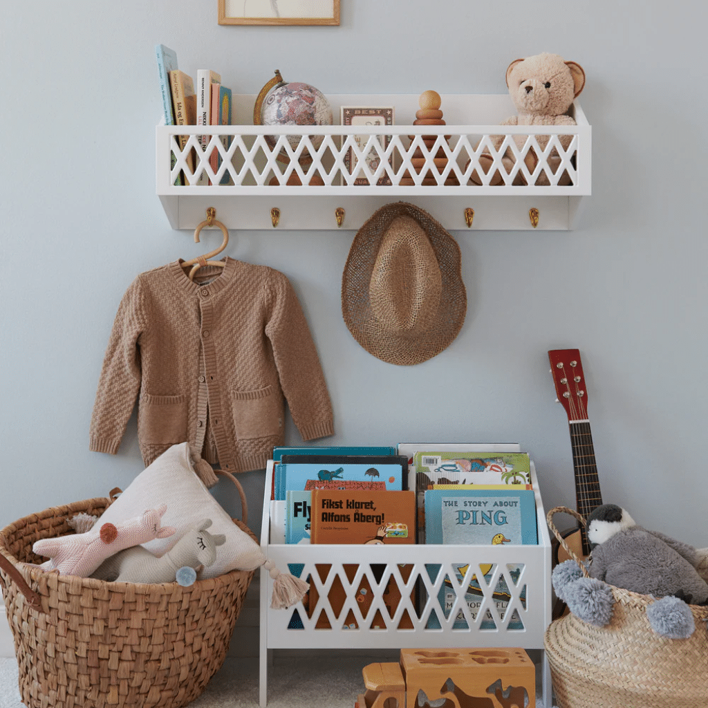 a shelf with toys and a hat on it. cam cam Harlequin Hylde med knager, FSC Mix - Hvid