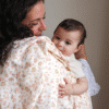 a woman holding a baby. cam cam Stofble, 2-pak - GOTS - Augusta