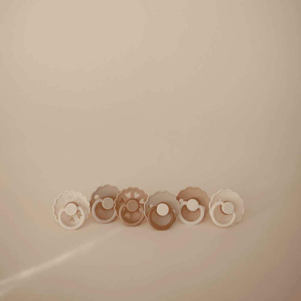 FRIGG 6-Pack Pacifiers - Round Silicone - Cinnamon Charm - Size 2 Article number: 101868 Barcode number: 5715239029405