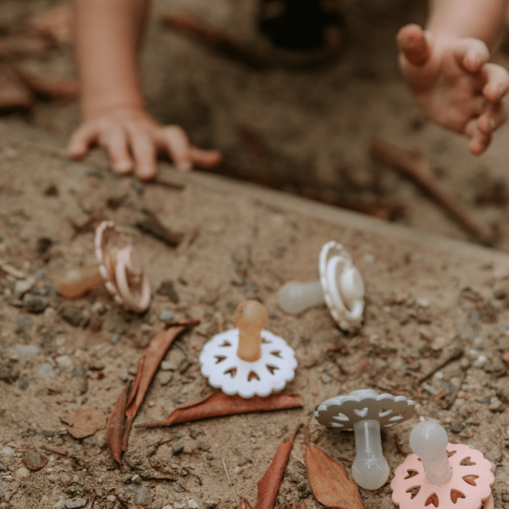 FRIGG 6-Pack Pacifiers - Round Silicone - Cinnamon Charm - Size 2 Article number: 101868 Barcode number: 5715239029405