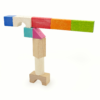 Kooglo Mini Color med 30 farverige magnetiske træklodser. Perfekt til børn fra 2 år, der vil bygge stabilt og kreativt. CE-godkendt, produceret i EU.