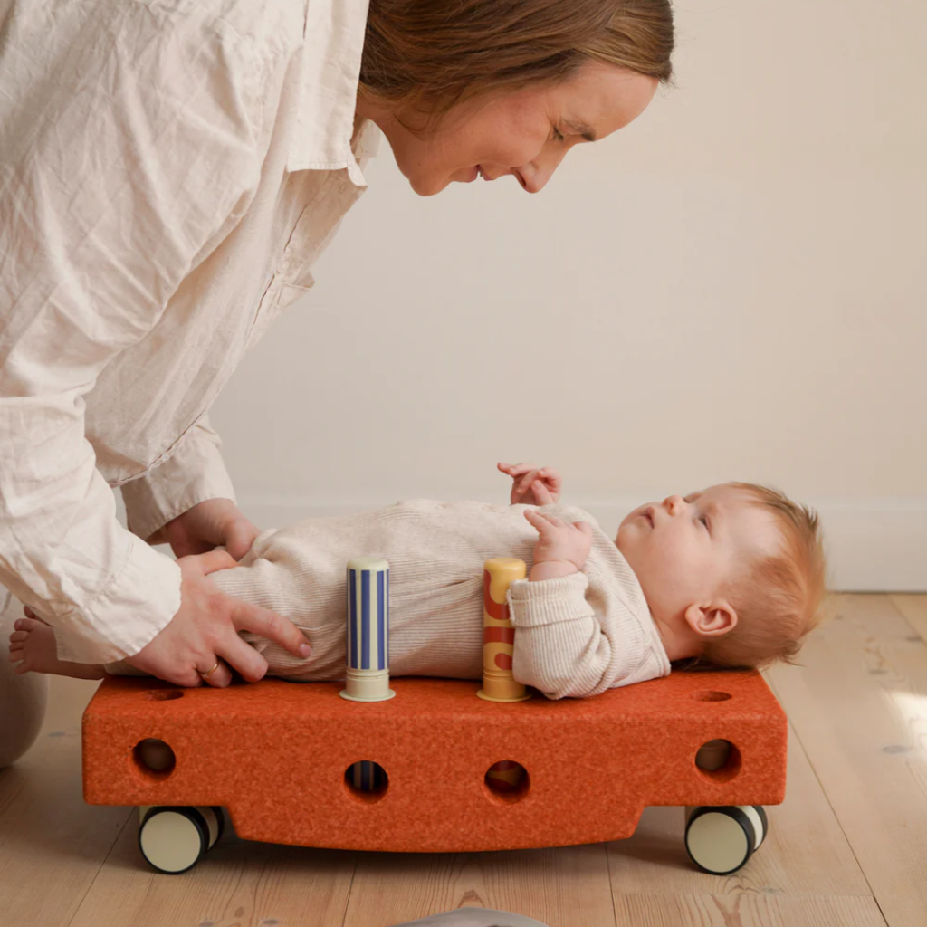 MODU Baby Motoriksæt. mor og barn på gulvet
