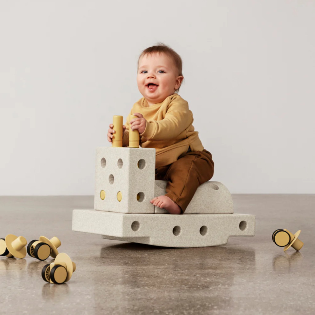MODU curiosity set sandfarvet. smilende barn der vipper