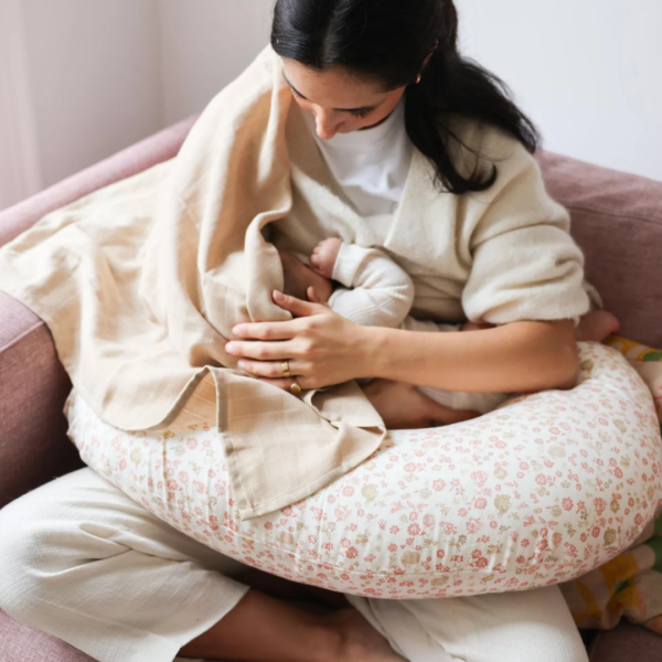 mor ligger med baby i cam cam copenhagen ammepude augusta