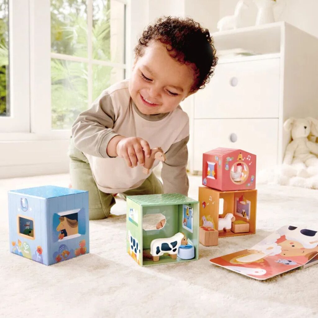 Hape legetøj - stableleg med bog og figurer - The Happy Stables