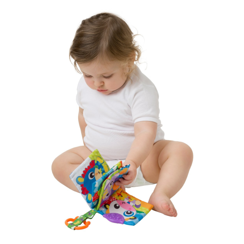 Playgro Bondegård bidebog med ophæng - 10186967, barn der leger med sansebogen