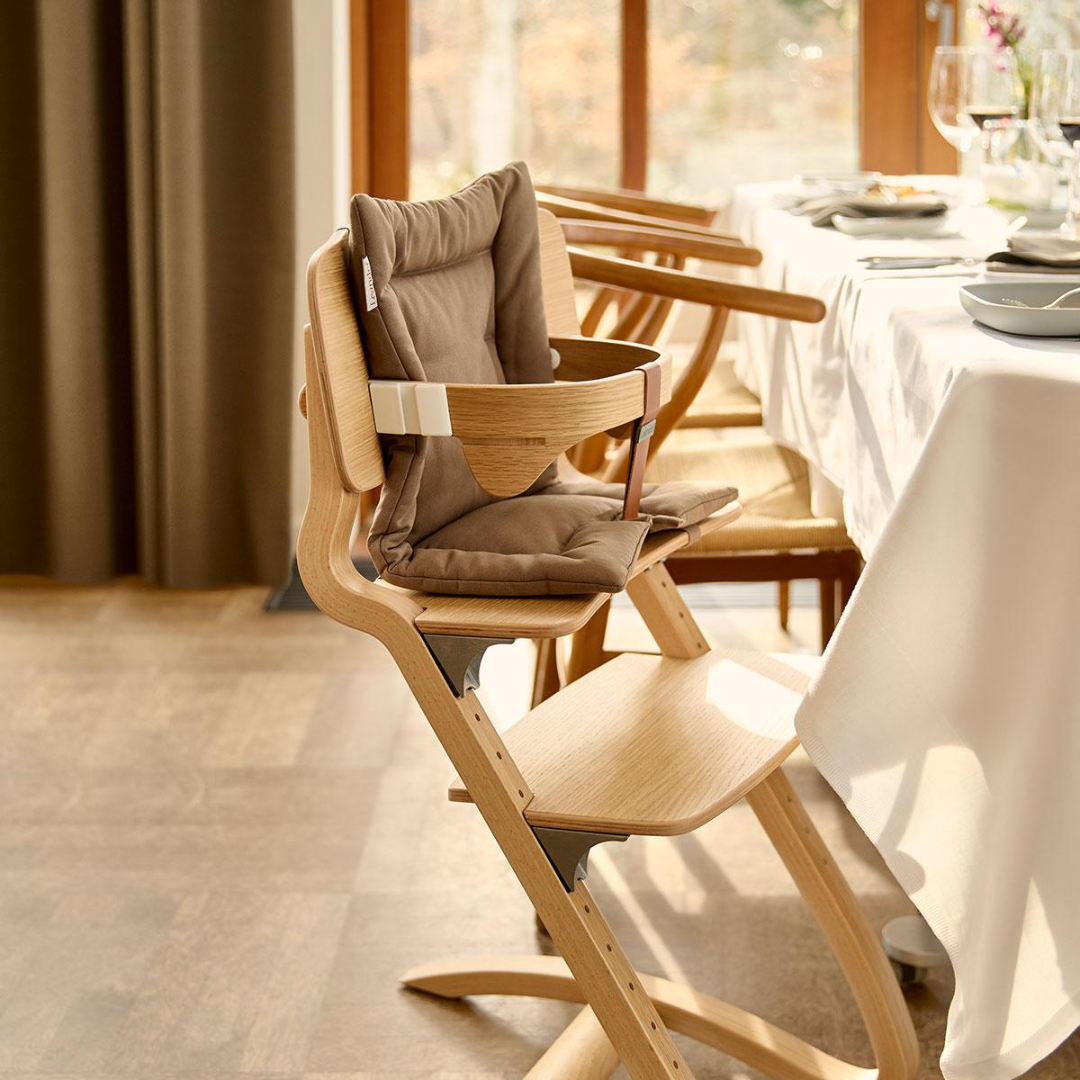 Blød Leander hynde til højstol i økologisk bomuld. Giver ekstra støtte og komfort til barnet. Fås i Mocca, Cappuccino og Sage green.