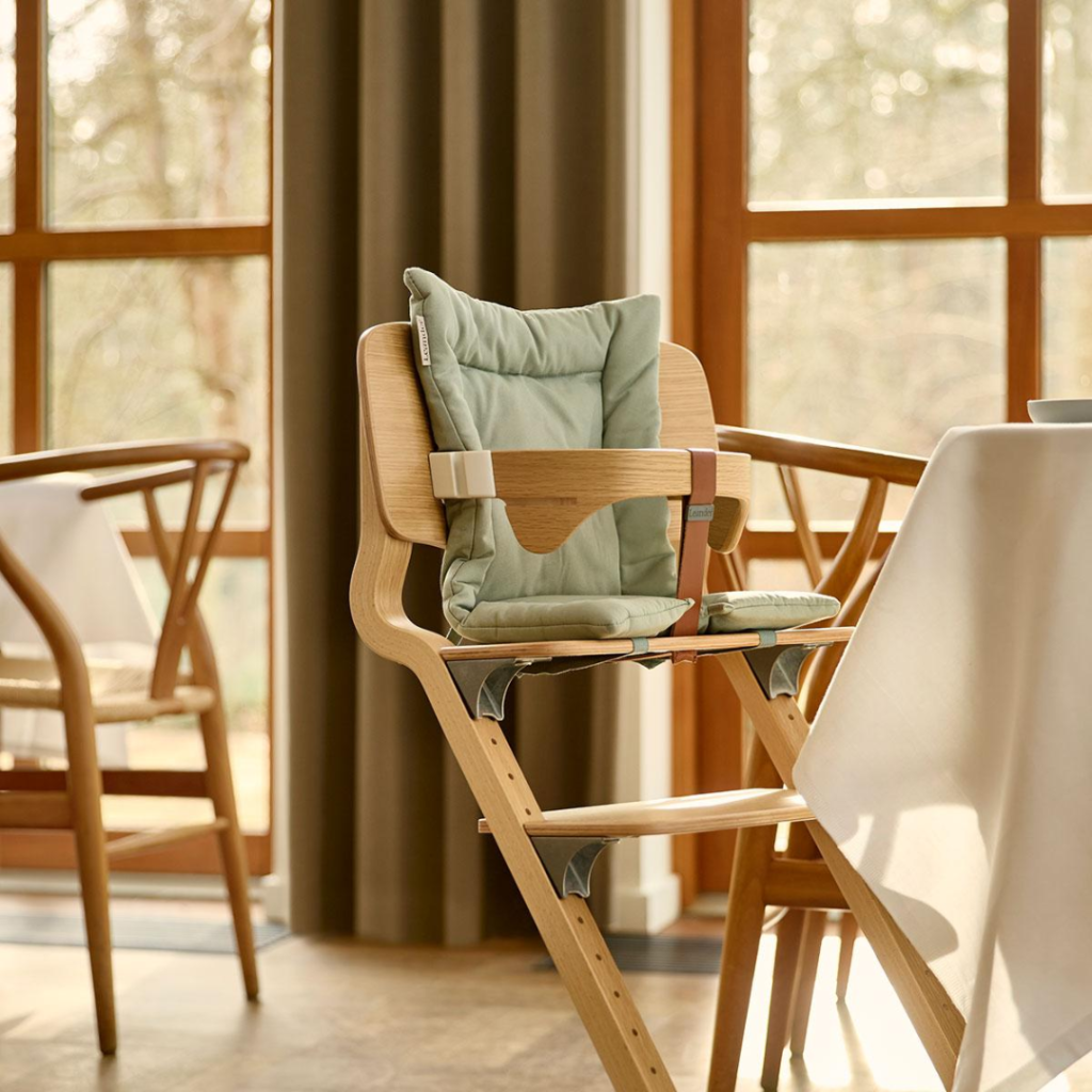 Blød Leander hynde til højstol i økologisk bomuld. Giver ekstra støtte og komfort til barnet. Fås i Mocca, Cappuccino og Sage green.
