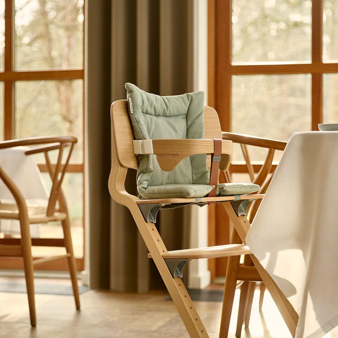 Blød Leander hynde til højstol i økologisk bomuld. Giver ekstra støtte og komfort til barnet. Fås i Mocca, Cappuccino og Sage green.