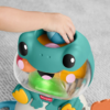Interaktiv Fisher-Price frø med lys, musik og 4 bolde. Barnet slipper boldene ned og finder dem igen. Stimulerer motorik og læring fra 6 måneder.