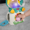Interaktiv Fisher-Price frø med lys, musik og 4 bolde. Barnet slipper boldene ned og finder dem igen. Stimulerer motorik og læring fra 6 måneder.