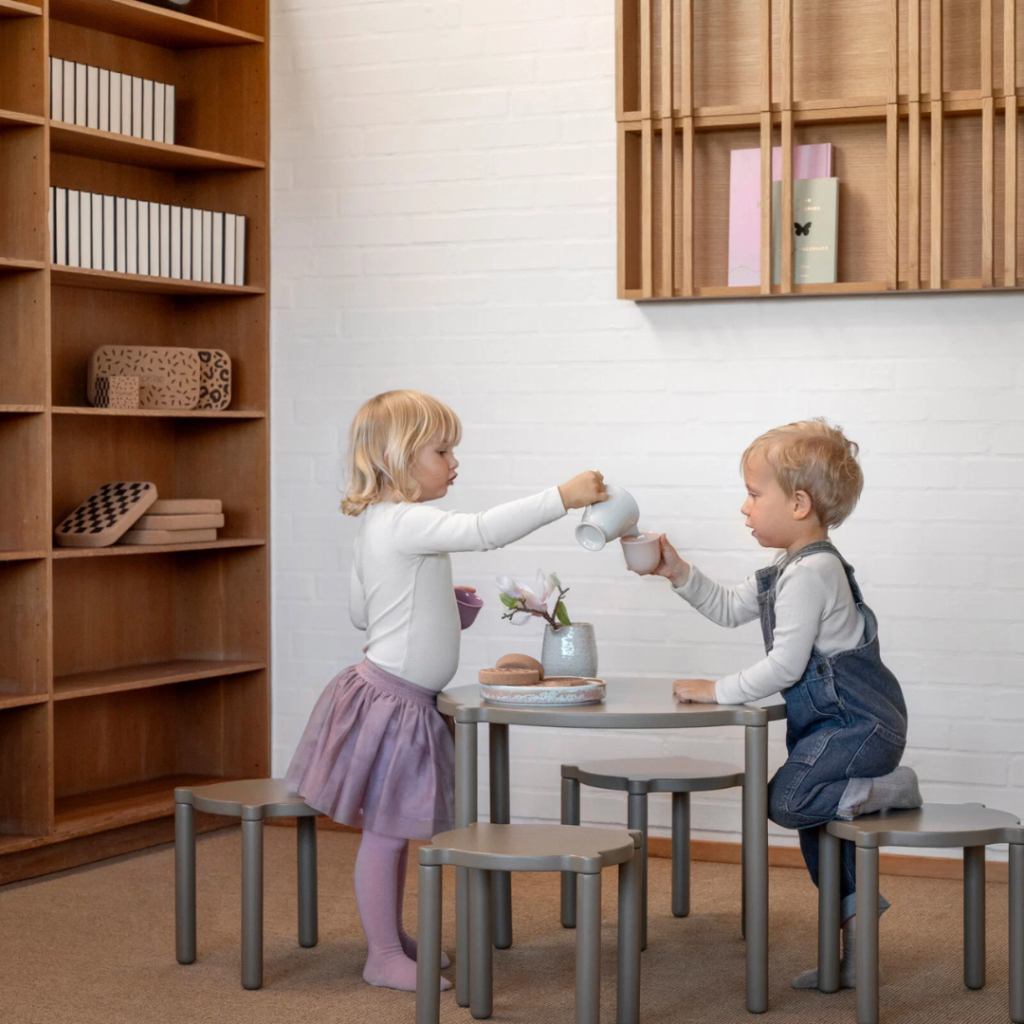 by KlipKlap Stabelbart Børnebord Taupe