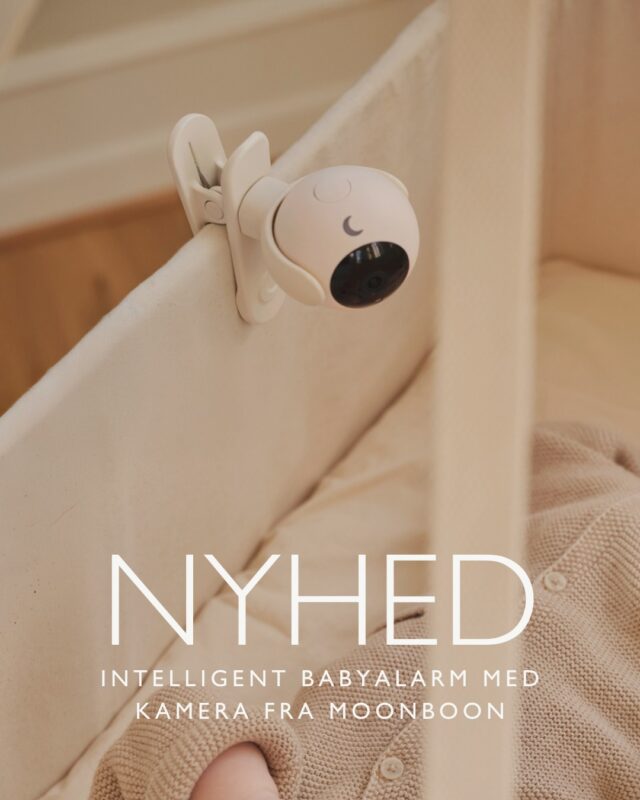 Moonboon har netop lanceret deres nye intelligente babyalarm med kamera – og vi er allerede vilde med den 🤎

En babyalarm udviklet til moderne familier, der ønsker tryghed, fleksibilitet og ro i hverdagen 👶🏻🌙

✨ AI-gråddetektion, der fokuserer på de lyde, der faktisk betyder noget
✨ HD-kamera med natfunktion
✨ Følg med direkte fra din telefon via Moonboon-appen
✨ Kompakt, trådløs og nem at tage med
✨ Hold øje med baby – også når du ikke er i samme rum

Vi er især vilde med, at den filtrerer baggrundsstøj fra, så du ikke bliver forstyrret af hver eneste lyd i hjemmet 💭

En spændende nyhed fra Moonboon, som gør det endnu nemmere at skabe trygge rammer omkring søvnen💛

👉🏻 Find den nu hos DearBaby