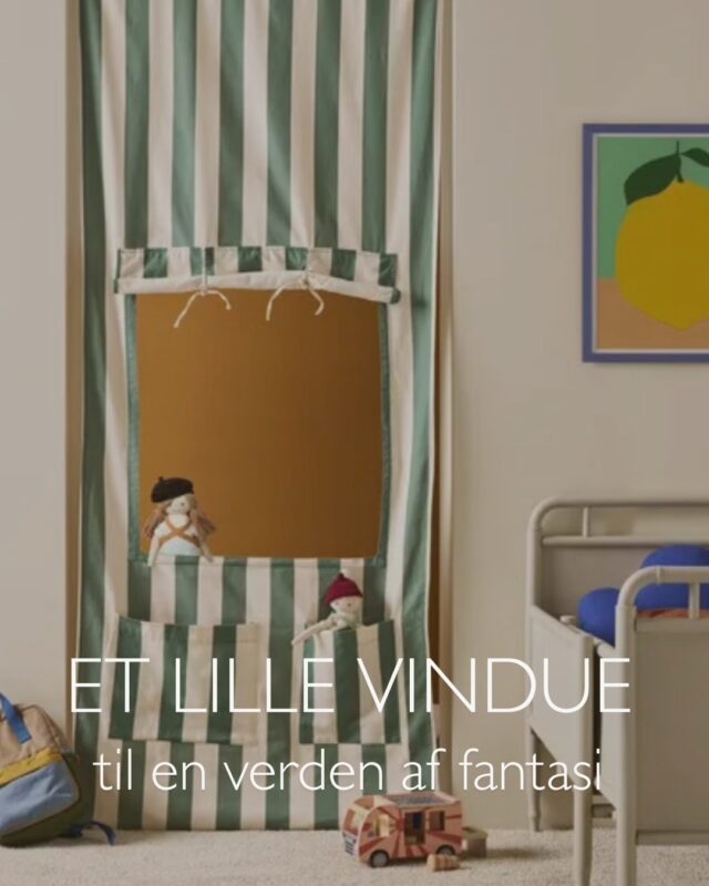 Et lille butiksvindue💛

Med kioskdøren fra Kids Concept kan børn skabe deres helt eget lille univers fyldt med fantasi, rolleleg og eventyr. Pludselig er børneværelset ikke bare et værelse længere – det er en butik, en café, et posthus eller måske indgangen til et hemmeligt sted🌿

Rolleleg er meget mere end sjov. Det styrker både kreativitet, sprog, sociale færdigheder og barnets evne til at forstå verden omkring sig.

Vi er vilde med legetøj, der inviterer til leg igen og igen – og denne fine kioskdør er lige præcis sådan et produkt💛