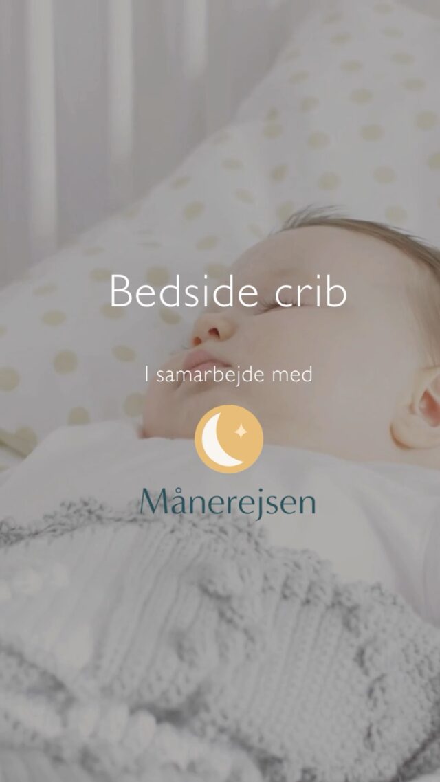 Bedside Crib – Den trygge start på din babys søvn🌙

Blogindlæg skrevet af Maria Bæktoft van Weert, Muskuloskeletal fysioterapeut, MSc.👣
Maria er også Certificeret søvnvejleder fra Family Sleep Institute og er ejer af @maanerejsen🌙

Mange kommende forældre overvejer, hvordan de bedst skaber trygge rammer omkring søvnen i de første måneder👶

En bedside crib giver mulighed for, at din baby sover tæt på dig – men stadig i sin egen seng. For mange familier skaber det både nærhed, tryghed og lettere nætter🤍

I blogindlægget dykkes der ned i:
✨ Hvad en bedside crib er
✨ Hvilke fordele den kan have for både baby og forældre
✨ Hvordan den kan gøre natamning og trøst nemmere
✨ Hvad du skal være opmærksom på, når du vælger en bedside crib

Et brugbart blogindlæg til dig, der venter barn – eller allerede har en lille ny i familien💛