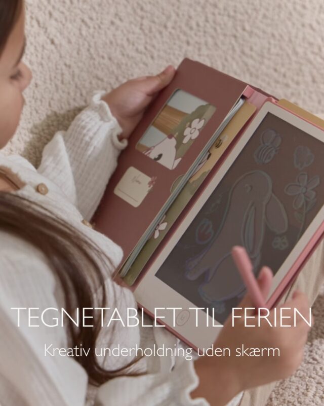 Når fantasien får frit spil✨

Med Little Dutch tegnetabletten kan barnet tegne, skrive og skabe igen og igen – helt uden papir, rod eller tuscher på væggene.

Perfekt til hyggelige stunder derhjemme, på café, i bilen eller på ferien. Tegningerne slettes med ét tryk, så der altid er plads til nye idéer og kreative eventyr.

💙 Tegn og skriv igen og igen
💙 Nem at have med på farten
💙 Stimulerer kreativitet og finmotorik
💙 Ingen papirspild eller rod

Hvad mon dit barn ville tegne først? 🎨