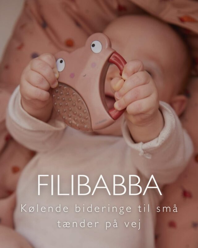 Når de første tænder melder sin ankomst, kan selv de mindste ting gøre en stor forskel🤍

Filibabbas kølende bideringe er designet til at lindre ømme og irriterede gummer, når tænderne bryder frem. Læg dem i køleskabet, og giv dit barn en behagelig kølende oplevelse, som kan skabe lidt mere ro i en periode, der ofte er udfordrende for både baby og forældre.

De små bideringe er nemme for babyhænder at gribe om og stimulerer samtidig sanser og motorik gennem leg og udforskning✨

🤍 Kølende effekt mod ømme gummer
🤍 Nemme at holde for små hænder
🤍 Perfekte til kløende gummer

En lille hjælp til en stor milepæl 🦷

👉🏻 Find dem hos DearBaby