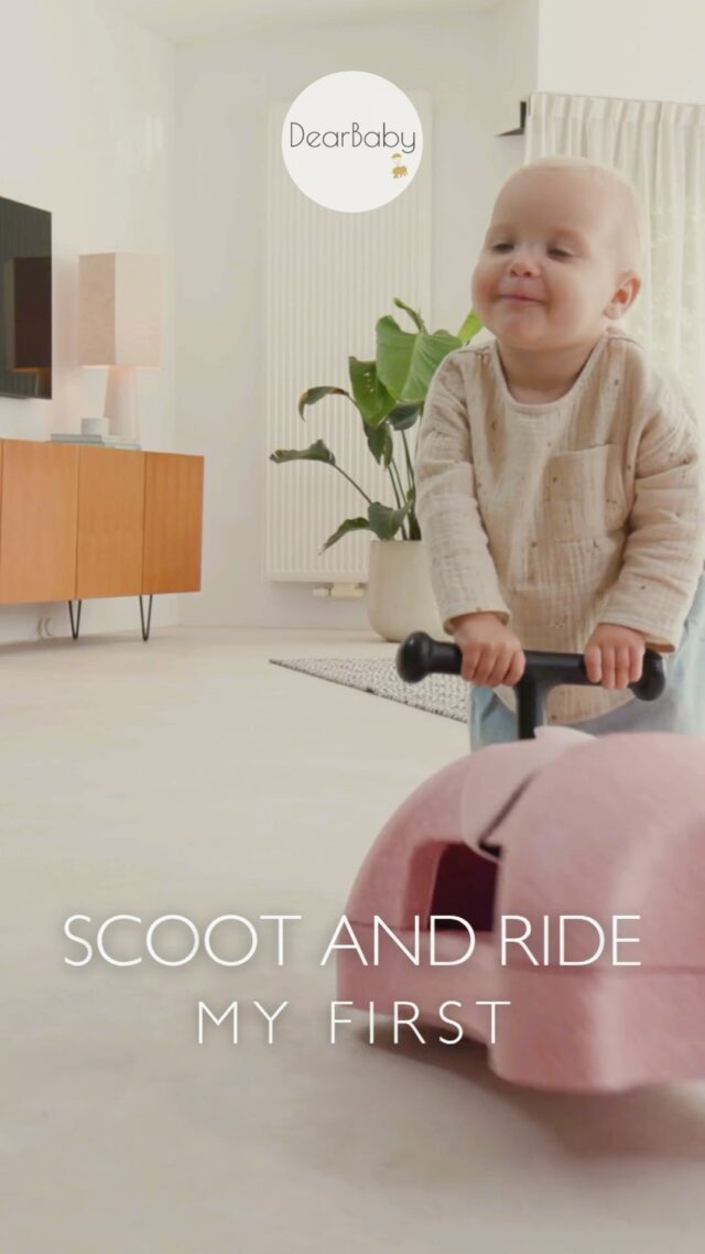 Scoot and Ride - My First✨

Fra de allerførste forsøg på at rejse sig, til de stolte ture hen over gulvet – Scoot & Ride My First vokser med barnet og følger udviklingen hele vejen💛

Den kan bruges på hele 3 forskellige måder:
👶 Som støtte, når de første skridt skal øves.
🚗 Som et lille køretøj, der inviterer til masser af leg.
🎲 Som balancebræt, når motorikken skal udfordres endnu mere.

Det bedste? Dit barn opdager ikke engang, at der trænes balance, koordination og selvtillid – det føles bare som ren leg🌿

Den er let, støjsvag og skånsom mod både gulve og møbler, så den er perfekt til eventyr indenfor. Samtidig er den fremstillet i et robust og genanvendeligt materiale, der kan holde til mange timers leg.