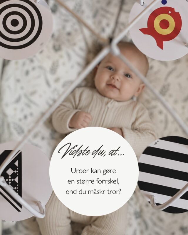 En uro er meget mere end bare noget pænt at kigge på🤎

Når baby ligger og følger de rolige bevægelser, sker der faktisk en masse bag kulisserne.

✨ Synet stimuleres
✨ Koncentrationen styrkes
✨ Sanserne vækkes på en rolig måde
✨ Genkendelige bevægelser kan skabe tryghed

De første måneder lærer baby gennem det, der bliver set, hørt og oplevet. En enkel uro kan derfor blive en lille, men værdifuld del af hverdagen – uanset om den hænger over puslebordet, i barnevognen eller ved sengen.

Hos DearBaby har vi samlet uroer, der både skaber ro og inviterer til nysgerrighed – fordi udvikling også gerne må være hyggelig🤎

Hvilken uro ville din baby bruge længst tid på at kigge på? 👶