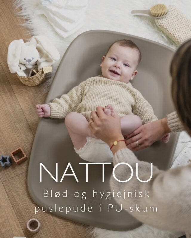 Nattou Softy puslepuden er skabt til de mange små øjeblikke ved puslebordet – med fokus på både komfort, hygiejne og et roligt udtryk.

✨ Blød PU-skum, der hurtigt føles behagelig mod barnets hud
💧 Vandafvisende overflade, som nemt tørres af
🧼 Ingen betræk nødvendigt – mindre vasketøj i en travl hverdag
🤍 Ergonomisk design med forhøjede kanter, der giver ekstra tryghed under bleskift
🌿 Tidløs taupe-farve, der passer smukt ind på puslepladsen

Et praktisk valg, som hurtigt bliver en favorit i hverdagen. Hvem ville elske at slippe for at vaske puslepudebetræk?✨