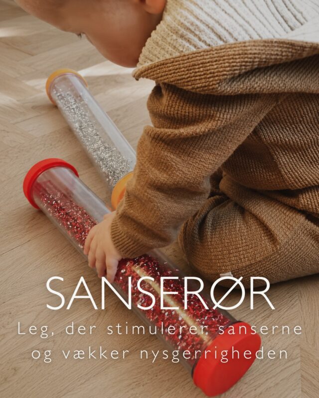 Nogle gange er det de helt enkle lege, der fanger børns opmærksomhed allerlængst✨

Farverige, glitrende og fyldt med spændende lyde og bevægelser – vores sensoriske rør inviterer til nysgerrighed, fordybelse og leg med sanserne🤎

De kan rulles, rystes, drejes og undersøges igen og igen, mens barnet oplever forskellige materialer, farver og lyde. Samtidig styrkes både sanserne, koncentrationen og den naturlige lyst til at udforske verden.

Fyld dem med glimmer, pomponer, naturmaterialer, bjælder eller lige det, der vækker nysgerrigheden hos dit barn – mulighederne er næsten uendelige.

Hvad ville dit barn mon fylde dem med?✨