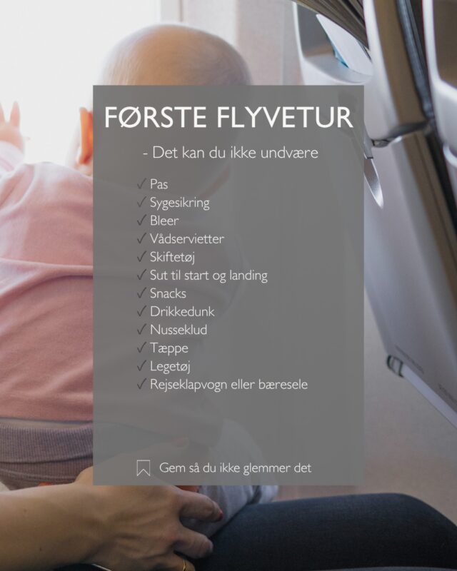 Babys første flyvetur? Så er en god forberedelse den bedste rejsemakker🤍

Den første flyvetur med en baby kan føles som en stor milepæl – og måske også en lille smule nervepirrende. Heldigvis kommer man langt med lidt planlægning og en godt pakket håndbagage.

Et lille råd fra os: Pak altid lidt mere, end du tror, du får brug for. En forsinkelse eller en længere flyvetur end planlagt er meget nemmere at håndtere, når du har et par ekstra bleer, lidt mere mad og et ekstra sæt tøj med.

Gem opslaget, så du har det lige ved hånden, når ferien nærmer sig☀️✈️

Hvad er dit allerbedste råd til forældre, der skal på deres første flyvetur med baby? Del det gerne i kommentarfeltet, så andre forældre også kan bruge dit råd💛