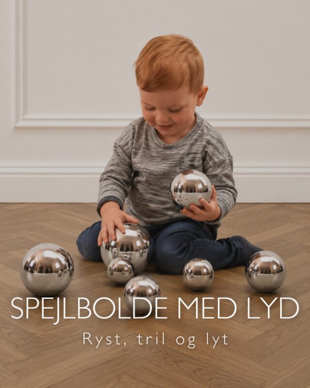 Nogle af de bedste lege er dem, hvor barnet selv får lov til at udforske🤍

De sensoriske spejlbolde med lyd inviterer til timevis af nysgerrig leg. De ruller, rasler og spejler omgivelserne på en måde, der fascinerer igen og igen. Barnet kan følge boldenes bevægelser, opdage sit eget spejlbillede og lytte til de forskellige lyde, mens sanserne bliver stimuleret gennem legen.

✨ Spejler omgivelserne og vækker nysgerrigheden
🔔 Forskellige lyde gør legen endnu mere spændende
👐 Træner syn, hørelse, motorik og hånd-øje-koordination
🤍 Fremstillet i rustfrit stål – robuste og behagelige at holde om

Et stykke legetøj, der vokser med barnet og bliver ved med at skabe nye små øjeblikke af opdagelseopdagelse💛