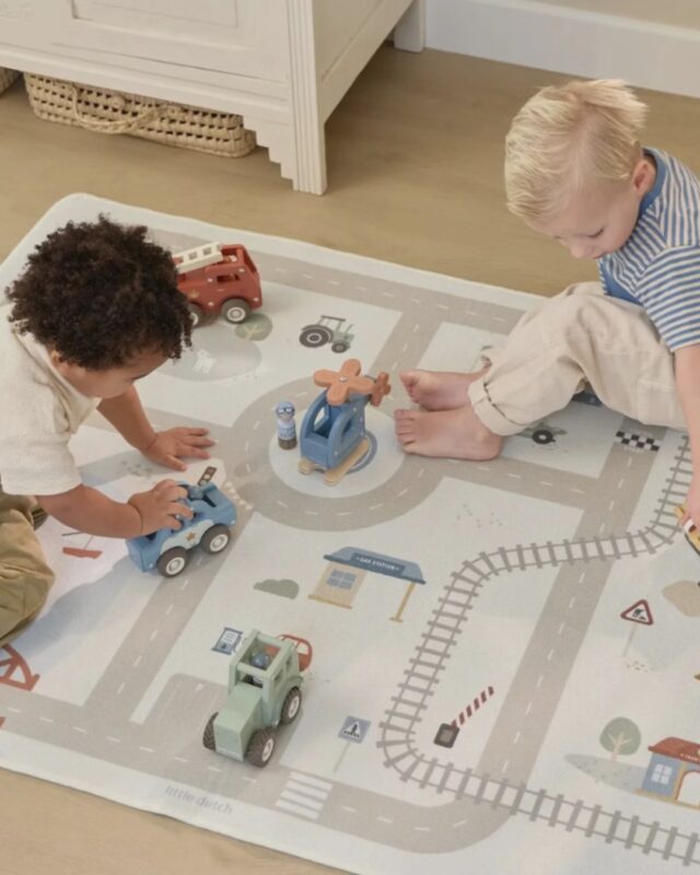 Små biler, store eventyr🚗

Little Dutch legetæppet inviterer til timevis af fantasifuld leg med veje, huse og masser af små detaljer, som giver børn lyst til at udforske deres helt egen verden. Det er den perfekte base til biler, traktorer, dyr og alt det, fantasien finder på.

Et legetæppe er med til at skabe en hyggelig legeplads, hvor legen kan få lov at udvikle sig – igen og igen. Og når legen er slut, pynter det fint på børneværelset.

Hvad ville dit barn mon køre ud for først?✨