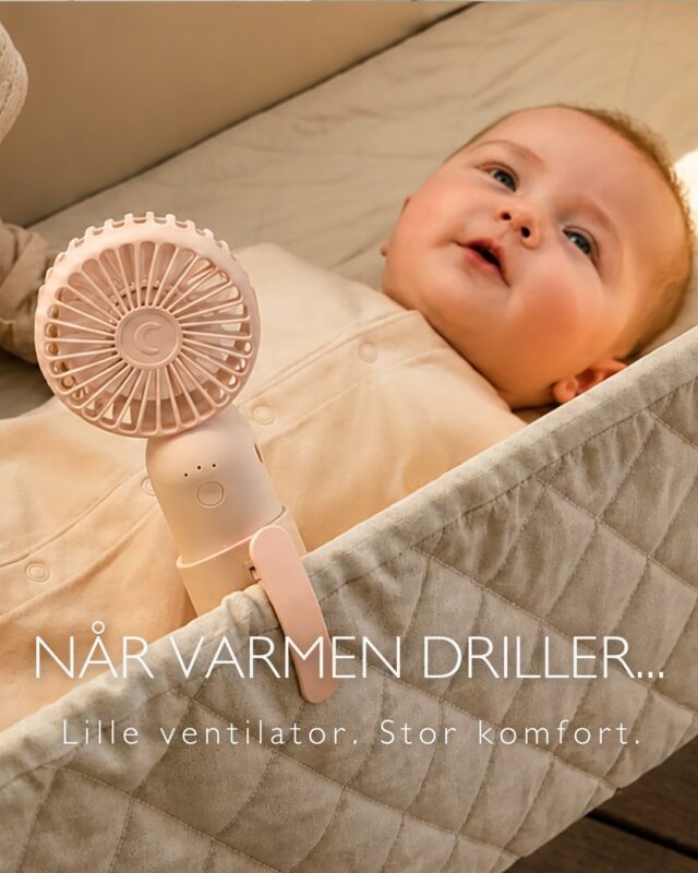Varme nætter kan gøre det svært at finde ro – både for baby og forældre🌙💛

Moonboon Mini Ventilator skaber en blid luftcirkulation omkring sovepladsen, så temperaturen føles mere behagelig. Den er kompakt, støjsvag og nem at tage med, uanset om I er hjemme, på ferie eller på farten✨ 

Perfekt til:
• Barnevognen
• Rejsesengen
• Tremmesengen
• Bilturen

En lille hjælper, der kan gøre en stor forskel på de varme sommerdage☀️