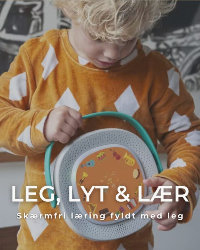 Skærmfri leg, der gør læring sjov🤎

Med TIMIO kan barnet selv gå på opdagelse i en verden af ord, lyde, musik, historier og små quizzer – helt uden en skærm.

De forskellige temadiske gør det nemt at skifte mellem nye universer, og undervejs styrkes blandt andet barnets ordforråd, koncentration og aktive lytning.

En skøn kombination af leg, læring og selvstændig fordybelse🤎